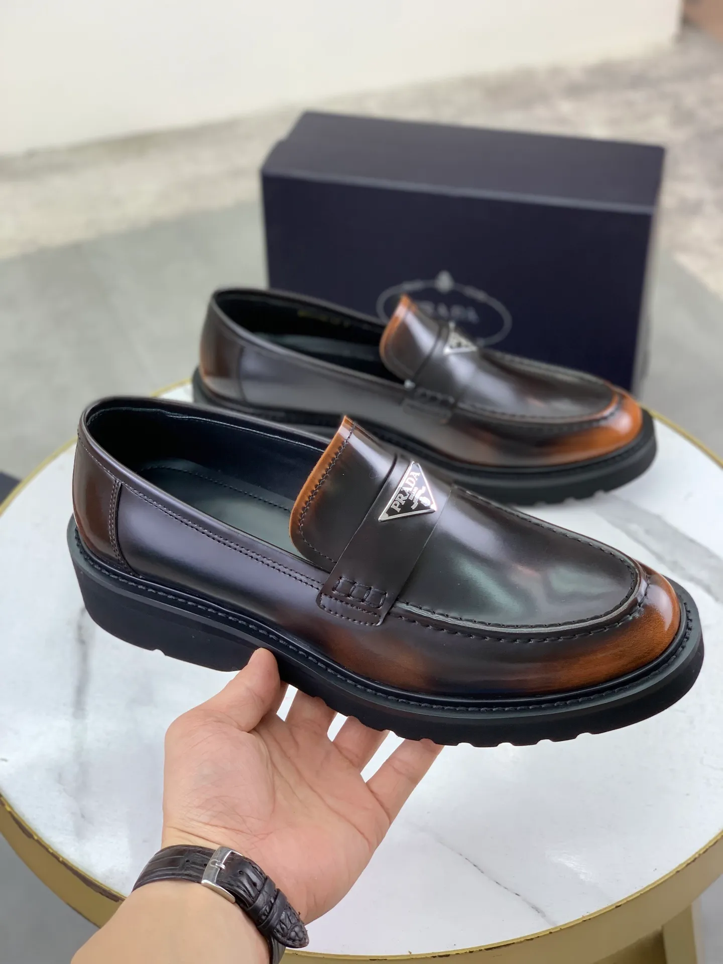 Factory price P880💰Original quality, top version🔱 ＰＲＡＤＡPrada. Men’s business casual leather shoes, top quality products. 1:1 shipment⬆️Luxurious and noble👞All imported original color-brushed edge beads, just to create a more comfortable wearing experience. Upper: Original comfortable open-edge bead rubbed color calfskin➕Top imported water-dyed full cow lining, original high-end lightweight and comfortable TPU foam combination bottom✔️Code number: 39-44 (38 45) 46 47 can be customized)